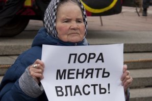 На самом деле я всем рекомендую задуматься о тех идеях которые продвигает Собчак. Смотрите, всем понятно что это проект кремля, как и вся эта либеральная оппозиция. Но, как хитро всё сделано.
 По логике Собчак это либералка, неприличная женщина и ещё агент ГосДепа. Следовательно, всё то что продвигает эта дама - должно считаться враждебным, не выгодным для России и желаемым для Запада. 

Например : отдать Крым (по факту, кроме удовлетворения комплекса неполноценности не особо умных граждан мы ничего не получили, зато обрели дотационный регион, конфликт с братским народом, выставили себя агрессором и имеем бездонный военный бюджет (а это похлеще коррупции) и в итоге нам придётся отдать не только его, но и большинство своих территорий. Плюс теперь базы НАТО будут стоять ни где то на островке без мостика, а на территории Украины, как можно ближе к нашим границам).

За 17-ть лет Путин ни единого шага не сделал в пользу России и русского народа, ни одного за 17 лет.
 Мне сразу было ясно что Крым это "отравленная кость", не зря же перед этим страну последовательно разоружали, уничтожали армию, экономику и производство. Нас готовят к тотальному поражению.

И кстати Собчак на много умнее Путина, тот же вообще без мозга, без суфлёра и готового текста может разве что про половые органы бабушек шутить (он всегда когда от текста отходит размышляет в этой тематике показывая свой настоящий уровень).

Она конечно как и Путин не политик, а просто медийная фигура и эгоистичная тётка думающая исключительно о собственных интересах.
