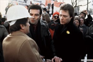 Читала Кинга всего запоем.
"Оно" точно не клоун, хотя такую форму принимало, один из мальчиков вообще боялся птицы, которая однажды села ему на коляску... Что поделаешь, экранизация...
В "Газонокосильщике" вообще ничего не осталось, кроме названия и рода занятий ГГ. По-хорошему там еще добавили и идею из рассказа "Цветы для Элджернона" Киза. Кинг всте правильно отсудил.
"Бегущий человек" вообще превратился из социальной антиутопии в шоу со Шварцнегером. Я не говорю, что это плохо, но от книги там осталось 1%.
"Кэрри" и "Мизери" наиболее близкие по духу экранизации, еще нежно люблю "Побег из Шоушенка" и "Долорес Клейборн", хотя в последнем тоже тема домогательств отца к дочери и убийства Веры своего мужа как-то... не отразилась особо.
А уж про "Темную башню" - финала которой я ждала столько лет... (Я про книгу!)... ЭЭЭЭ... как меня разочаровал итог эпопеи, так от фильма уже вовсе не ожидалось чего-то... Так что не разочарована, нет., блевать хотелось заранее...
А самый мой любимый фильм по Кингу - "Мертвая зона"!