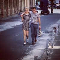 на этой фотке у женщины что то с ногой, не видишь перемотана. автор мудак!