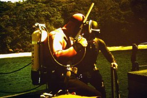 Вот сухие костюмы и они оба великолепно тянутся. На верхнем снимке я справа. 1991 год, Находка.
На втором снимке справа я в сухом костюме, а слева кто-то в мокром.
третий снимок просто из интернета.