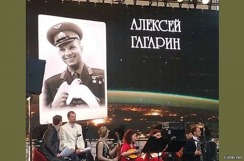 Чудят ЕГЭшники. Это же кто-то придумал, кто-то сверстал, кто-то выложил на всеобщее обозрение и ни у одного их них не возникло сомнений в правильности написания.