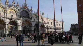 Был 3 недели назад. Народ конечно был, но не в таком количестве как летом и подыскать малолюдный ракурс стало намного проще. А может из-за недавних морозов действительно все туристы вымерзли.:)