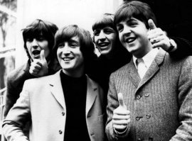 Талантливые уличные музыканты поют песни «The Beatles» в метро Нью-Йорка