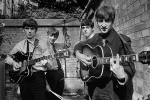 Талантливые уличные музыканты поют песни «The Beatles» в метро Нью-Йорка