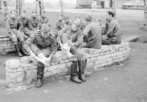 У курсантов, по нормам вещевого довольствия, были юфтевые сапоги. Кирзовые доставали правдами и неправдами физподготовку сдавать, ибо легче намного