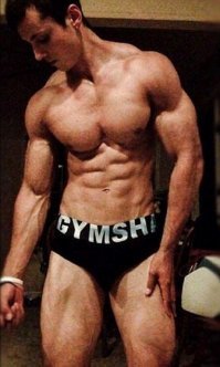 гды вы там огромные мышцы увидели? нормальный, спортивный парень. каким должен быть каждый нормальный мужик. Вы не путайте человека, который выкарабкался из сложной ситуации и занялся спортом и стероидных монстров, которые сражаются за звание Мистер Олимпия!