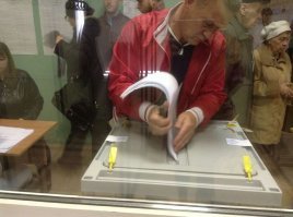 Нет не так.Ведь из ваших слов получается что выхода нет, поэтому и рыпаться не нужно, мы ничего не изменим, придётся смерится с той властью которая есть.
А это меня не устраивает.
 Это не пустой звук, а именно программа за исполнение которой мы должны спрашивать с кандидата.
 Прошёл год, смотрим результаты обещанные за год, ага, не выполнено, смотрим обстоятельства, ага, имитация... всё, начинаем инициировать процедуру импичмента.
 Проблема не в них, воры всегда были, есть и будут. Проблема в нас, мы ведём себя инертно и безграмотно, поддаёмся на провокации и не учимся на своих ошибках.