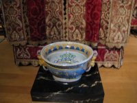 Можете не верить, но в эту расписную посудину вообще гадили как только могли. 

Ночной горшок. Париж