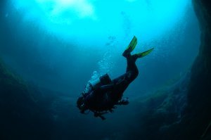 3. Голубое озеро это НЕ озеро. :) А целая цепочка озер. Так что правильнее "Голубые озера". Все фотки с Голубых озер, расположенных снаружи объездной дороги, они обустроены получше, народу там побольше, подходы тоже обустроены. А 18 метровое (Мекка аквалангистов) из той же цепочки, но внутри окружной дороги. Там "подичее" и фоток его в подборке нет (хотя в инете их миллион, конечно). Выкладываю (из инета, не мои). Елку и сейчас ставят каждый год, этой традиции лет 50 уже. Обычно последние выходные перед новым годом.