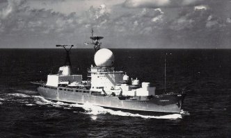 А вы читали мою ссылку ?

В 19 ч 43 мин от  Аполлона-13  отделилась лунная кабина. Пролетев последние тысячи километров, космический корабль с американскими астронавтами Д. Ловеллом, Ф. Хейсом и Д. Суайгертом на борту в 21 ч 08 мин приводнился в Тихом океане. Астронавты в этом полете проявили высокое мужество и подлинное хладнокровие. Экипаж  Чумикана  всеми доступными средствами контролировал приводнение и подъём астронавтов на борт.

Касаемо вашего продолжения...
Вы всерьез, считаете подобные источники, стоящими внимания ? 
Потыкал по главам данного произведения. Сплошная фальсификация...Серьезно. Куда не кликни, присутствуют бездоказательные предположения и натянутые выводы.
Мифические убийства "несогласных", Кеннеди, подарки для СССР, фильм Apollo-13 как доказательство, одна сторона потеряла космический объект (вообще то, найденная капсула не была космическим объектом) 
При большом желание, весь этот "труд" можно раскатать ака тяжелый танк, давит прогнившую малолитражку. Серьезно. 
Сам бы не взялся, ибо и времени нет и знаний недостаточно (космос и полеты, лишь мое хобби). 

И да источникам, на которые опираюсь, доверяю куда больше чем вашим. Одна из причин, спокойная и содержательная манера изложения материала. Проводя аналогию из жизни, это как умудренный жизненным опытом главный инженер крупного предприятия и истеричный молодняк, проходящий стажировку.