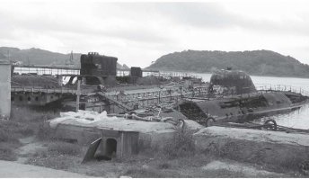 В эпицентре ЧАЭС было многие тысячи рентген. Правда замерить их не могли так как первые месяцы, всё что было это переносной дозиметр ДП-5В, у которого потолок 200 рентген. И лишь по колебанию стрелки и скорости её движения, опытные специалисты приблизительно могли сказать сколько. Только в декабре 86 были слегка модифицированы приборы позволяющие мерить до 40 000 рентген.(ИМД-21Б) И последнего уже индикаторное табло в 4 ячейки, и как быстро прирастает значения до 9999 в крайнем диапазоне, тоже можно высчитать истинное значение полей. Так вот, мерить на ЧАЭС начали по серьёзному тока в декабре 1986 (рвануло в апреле 1986), до этого писали  до 200 рентген и больше 200 рентген. По расчётам жизни короткоживущий изотопов с известной скоростью полураспада, на момент взрыва ЧАЭС - мощность излучения была от 100 000 до 300 000 рентген (оценки разные так как изотопы были различные.. и что-то среднее вычислить нельзя). Напомню что для человека 600 рентген в час = почти 100% смерть. На флоте было легче, на каждом судне с атомной силовой установкой (или на плавучей ремонтной базе для АПЛ) есть пост дозиметрического контроля, где стационарно стоят приборы аналогичные ИМД-21Б, и отнеся кольцо к ним, зная время после взрыва и уровень заражения предмета - можно посчитать выход радиации на момент взрыва. 
Есть толковые воспоминания специалиста который занимался разведкой уровней загрязнения в ЧАЭС, коротко (по сравнению с тем комплексом работ) и понятно написано что и как делалось в те времена.



Ну и аварию на лодке было проще ликвидировать по тем же причинам - куча воды кругом, плав базы с кранами, худо бедно матросы обученные, специалисты ядерщики.. Всё под рукой, и сам эпицентр очень маленький. 
И то пол бухты засрали и несколько рядом околачивавшихся лодок - пришлось списать.