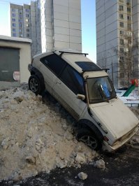неуборка снега в Москве. Чистая дорога пусть не вводит в заблуждение. Ее почистили только 2 дня назад. До этого, с начала января, была ледяная колея, сантиметров на 30, с буграми и наростами. В плотно заставленном дворе ехать было очень страшно. Снег, конечно, никто не увозит.