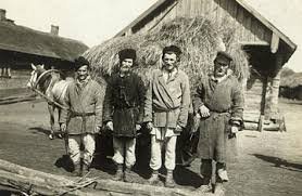 точно так же сейчас бомжи, селяне из депрессивных провинций вам ответят, что они бы рискнули. Или те, кто работает на  простой работе  и его со всех сторон обманывают, притесняют, вам скажут, что тоже рискнули бы, за то порядок был. Это одно, и второе, не забудьте, что  те люди  тогда только только выбрались из такой жизни под прекрасным царем и помещиками. И наверняка сами бы легли на все амбразуры, написали бы доносы на того, кто им искренне показался неблагонадежным и всем сердцем радели за  отца народов  Как думаете, рискнули бы из такого выбраться в колхоз