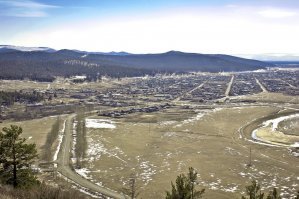 О, так вот из за кого меня браузер всегда поправляет, когда я хочу узнать погоду в своем селе. 
Живу в селе АКША. Забайкальский край, население чуть больше четырех тыс. человек. Ни ЖД. ни портов, на аэродромов, ни каких производств. Единственно чем знамениты - так это что декабрист Вильгельм Кюхельбекер друг Пушкина здесь ссылку отбывал (так это было без малого 200 лет назад). Вот наше село.