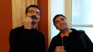 Я со своим товарищем в музее. Он полицейский из Сантьяго. По паспорту обоим по полтиннику. По факту, наверное, по шестнадцать.