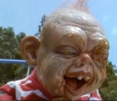 Женщину бурно раскритиковали за фотосессию, где её годовалый сын ест "мозги"