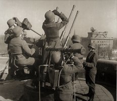 Никак не могу понять, что этот камрад с гранатомётом сделать пытается?