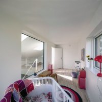 Ни одну из комнат не стали отделять от другой дверьми. Поэтому весь дом представляет собой почти одно большое свободное пространство. Стесняюсь спросить а это что, не двери?