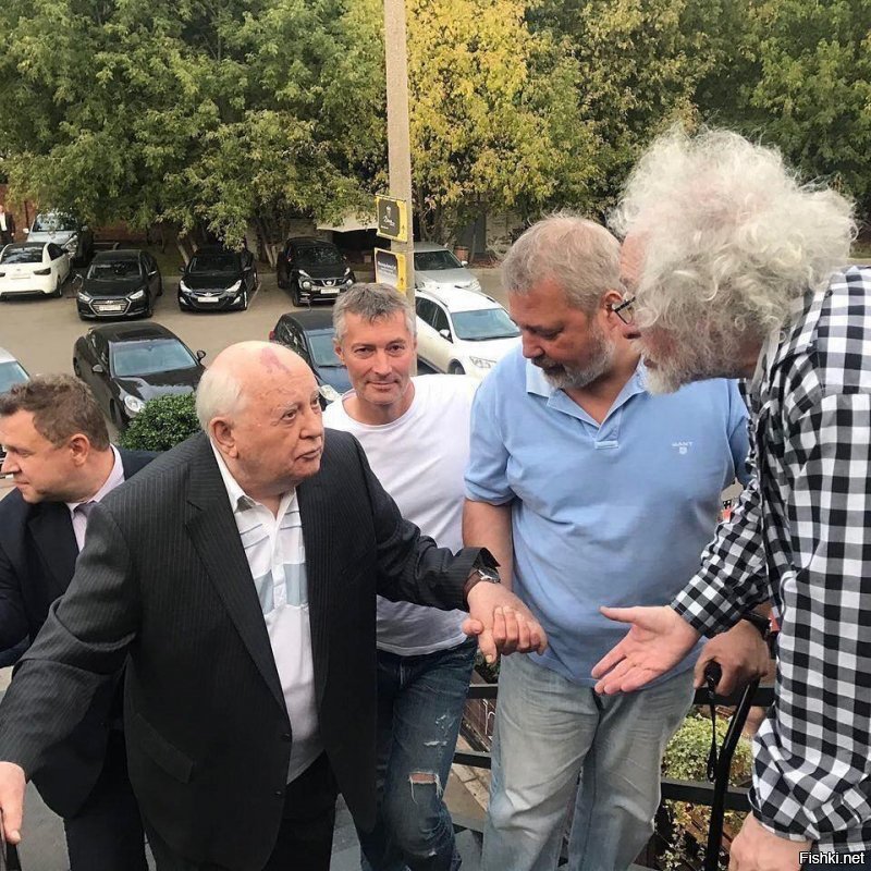 Сколько жидовского говна в одном месте - всех бы расстрелял .