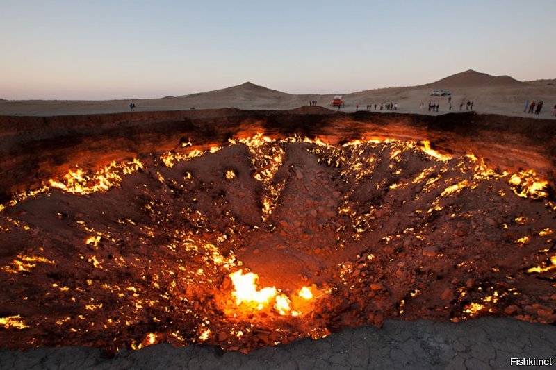 Вот прикольная штука.Газовый кратер Дарваза местные жители и путешественники называют  Дверью в преисподнюю Туркменистан. Похожее явление наблюдается и в Ираке. Вечный пожар в нефтяном месторождении Баба-Гургур, по средним оценкам, длится более 4000 лет. Этот пожар в древние времена был описан Геродотом и Плутархом, а также упоминается даже в Ветхом Завете.