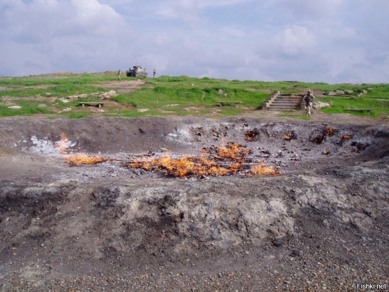 Вот прикольная штука.Газовый кратер Дарваза местные жители и путешественники называют  Дверью в преисподнюю Туркменистан. Похожее явление наблюдается и в Ираке. Вечный пожар в нефтяном месторождении Баба-Гургур, по средним оценкам, длится более 4000 лет. Этот пожар в древние времена был описан Геродотом и Плутархом, а также упоминается даже в Ветхом Завете.