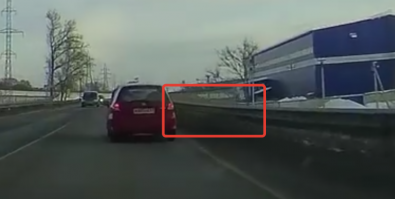 Увидела наледь грязного цвета, которая спускается на асфальт. Видимо очнулась или заметила и со страху дернула руль.