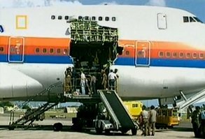 У Боенг-747 дверь распахивается наружу. Конечно, если просто так дернуть за рычаг в полете - ничего не произойдет. Фиксаторы, блокираторы, предохранители. Но вот если дверь перед полетом на фиксаторы не встала, то поток воздуха вырвет ее вместе с куском обшивки, а дальше - как повезет. Тот, который на фотографии, благополучно приземлился. Но девятерых пассажиров вытянуло в воздух вместе с креслами.