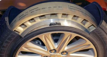 к предыдущим высказываниям добавлю что в авто, шина должна иметь возможность менять давление - на разных поверхностях (снег, лед, асфальт) и при разной загруженности авто.
Но аналог данного протектора реализован в шинах "ранфлет"