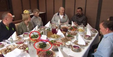 Стол хорошо накрыт, но ЧТО это такое? Никогда не видел что бы огурцы целиком гостям подавали. Студент поедая очередной бич пакет и то, разрежит и посолит огурец.