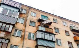 Страх детства  122.
"Когда выходишь на уже покосившийся балкон старой бабушкиной квартиры в пятиэтажке..."