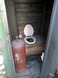 Ну ладно, баллон спрятали, чтоб "глаза не мозолил", но ёршик н@.уя???