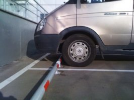 на хороших стоянках есть ограничитель под колёса. но чаще труба, а не камень.