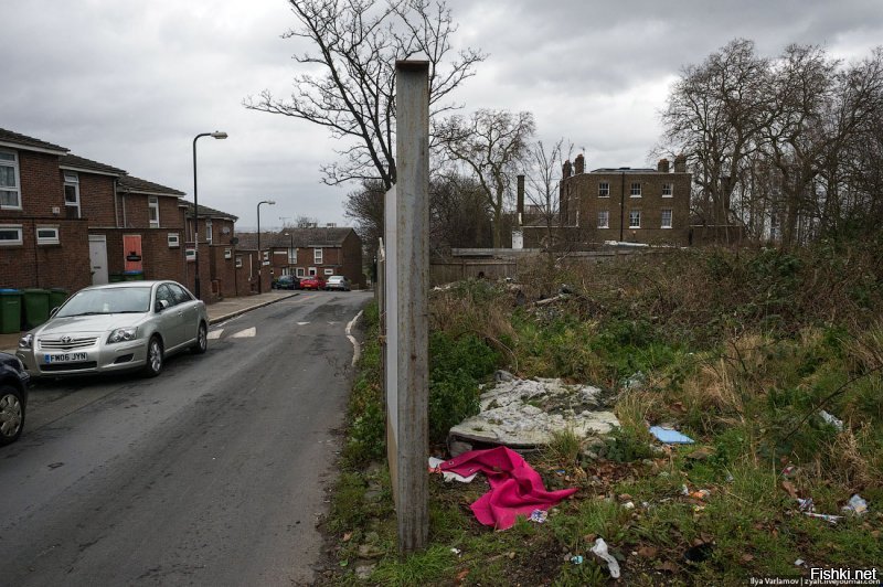 Говнофотографии. Ст.м. Ладожская во Санкт-Петербурге, чтоб голову не морочили, она же Ладожский вокзал. Градирни порадовали, видать автор думает, что оттуда не чистый водяной пар, а прям что-то ужасное вылетает. Ему на погоны  немного Лондона, Нью-Йорка и Парижа, раз он любит фотографировать одни помойки, а не красоту.