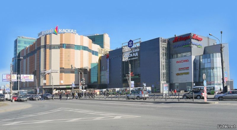 Говнофотографии. Ст.м. Ладожская во Санкт-Петербурге, чтоб голову не морочили, она же Ладожский вокзал. Градирни порадовали, видать автор думает, что оттуда не чистый водяной пар, а прям что-то ужасное вылетает. Ему на погоны  немного Лондона, Нью-Йорка и Парижа, раз он любит фотографировать одни помойки, а не красоту.