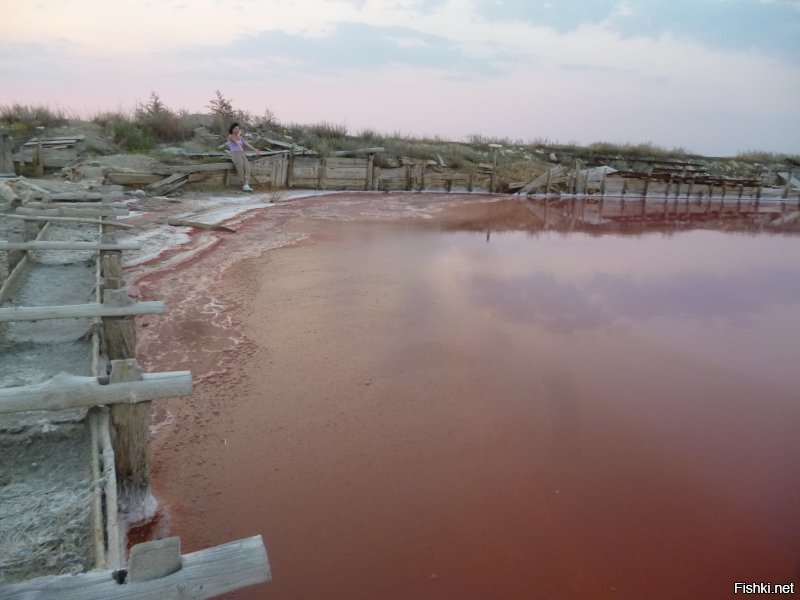 в России есть : 
кровавое болото
фиолетовая лужа
и еще что то розово-серо-черное