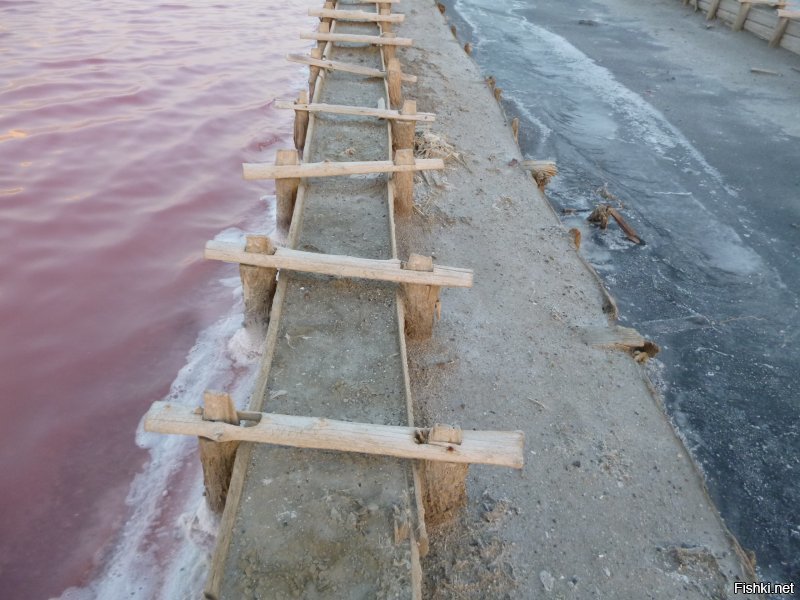в России есть : 
кровавое болото
фиолетовая лужа
и еще что то розово-серо-черное