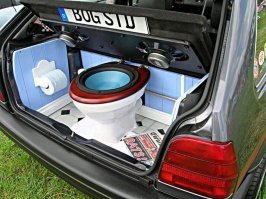 Багажник крохотного Peugeot превратили в кухню для отдыха на природе