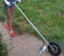 "Мотолопата - как прополоть быстро и без проблем"

"А в место сердца пламенный мотор!" (с) 

Где там "мото"?!? :) Это "ручной культиватор на колесе" или "плоскорез".