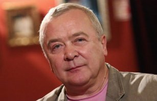 Вот "усатый нянь" (Сергей Проханов) действительно сбрил усы, а не отрастил.