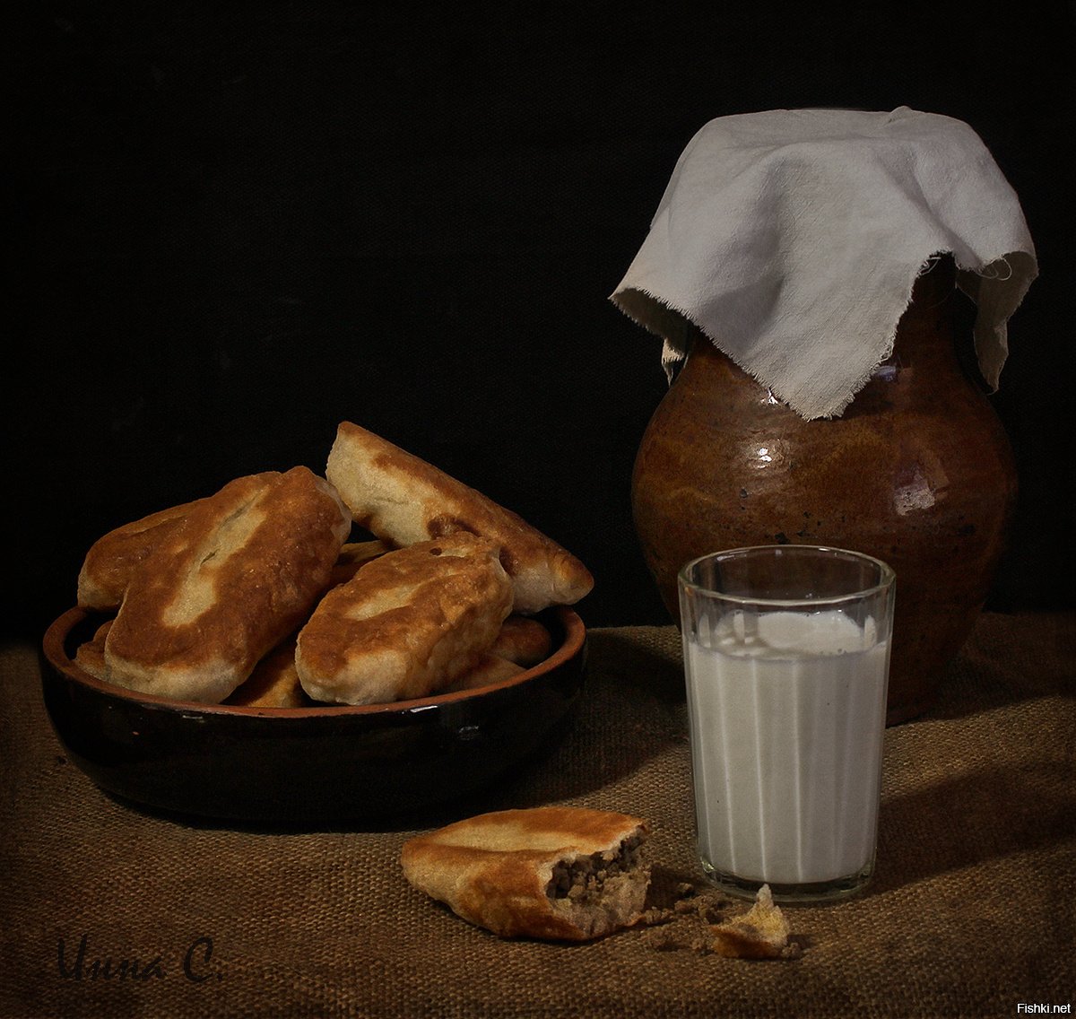 Натюрморт с молоком и хлебом