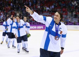 А еще, к примеру, самым ценным игроком хоккейного турнира на Олимпийских играх в Сочи был признан 43-летний капитан сборной Финляндии Теему Селянне