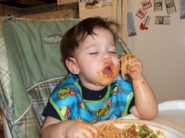 Добавлю, что Джейкоб уже подрос (2 фото) и больше не ест дедушек. Первое фото - капризный ребенок до этих мульт-завтраков. А на третьем фото - счастливые мама и сын поздравляют всех с Рождеством. Папа у них тоже имеется, попадался на фотках.