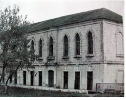 скорее всего Мариенбург - место откуда приехали колонисты.
было принято называть новые поселения своим родным именем.

я из черноморских немцев.
центр назывался Ландау. откуда мой прадед.
сейчас называется Широколанивка. Украина.
поселения и родовой усадьбы на берегу р Березань - нет. там сейчас полигон.
церковь где крестилас моя бабушка использовалась как мишень для стрельбы. нету её.
по могилам предков ездят сейчас танки. учатся хлопцы.

вот фото( в 1992 и 2010) от гимназии, где училась моя бабушка в начале прошлого века