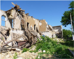 скорее всего Мариенбург - место откуда приехали колонисты.
было принято называть новые поселения своим родным именем.

я из черноморских немцев.
центр назывался Ландау. откуда мой прадед.
сейчас называется Широколанивка. Украина.
поселения и родовой усадьбы на берегу р Березань - нет. там сейчас полигон.
церковь где крестилас моя бабушка использовалась как мишень для стрельбы. нету её.
по могилам предков ездят сейчас танки. учатся хлопцы.

вот фото( в 1992 и 2010) от гимназии, где училась моя бабушка в начале прошлого века