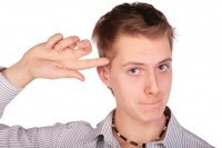 Теперь просто так не снимешь. Обручальные кольца начали вшивать в палец