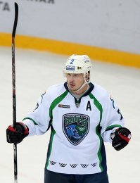 "Но, Третьяк решил, что в 38 лет поздно возвращаться в большой хоккей." 
Этим уже давно за 40 и они всё ещё играют :)