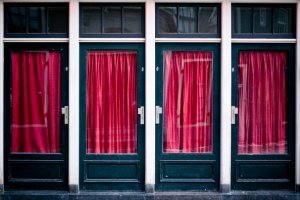 Сейчас это выглядит так. Днём и ночью.