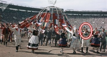 По телефону говорит