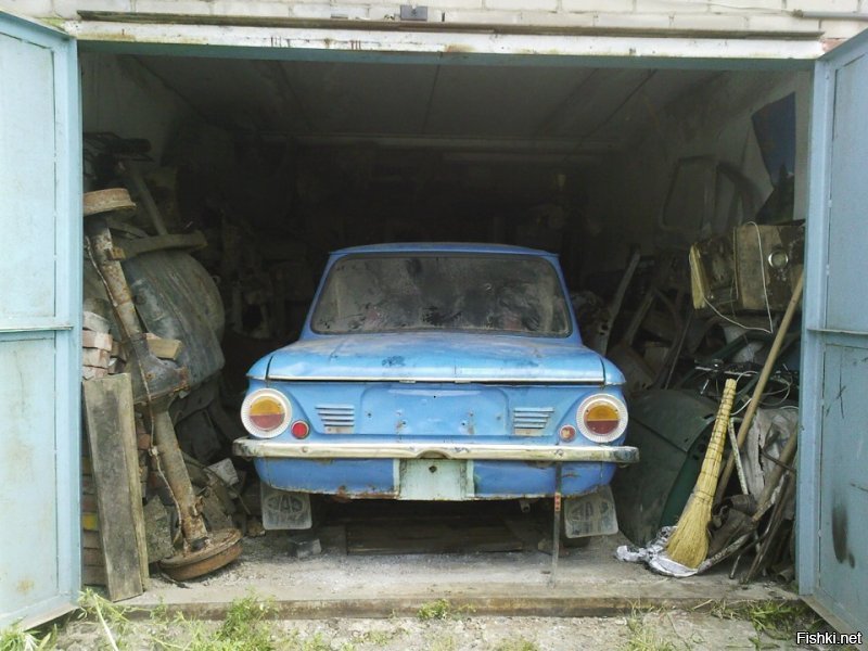 Вот бл@дь,где настоящий раритет!
В данном случае речь идет о старом гараже в Задрищенске, что в Залупинской области, в котором нашли классический ZAZ 966 В "Запорожец"  образца 1971 года. Автомобиль простоял без движения последние 44 года.