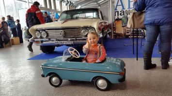 Да ... клёвая была выставка ))) Мой старший Егор остался очень довольный и под большим впечатлением ! Кстати там стояла машина моего близкого друга Ильнура Мансурова - Бьюик Ля Сабле 1961 г.в. , она же была свадебной машиной у меня в 2006 году , она же снималась в кино несколько раз , Мама не горюй , по-моему и ещё где-то ))) На фото с Егором где он на педальной ретро-детской машинке это она !
